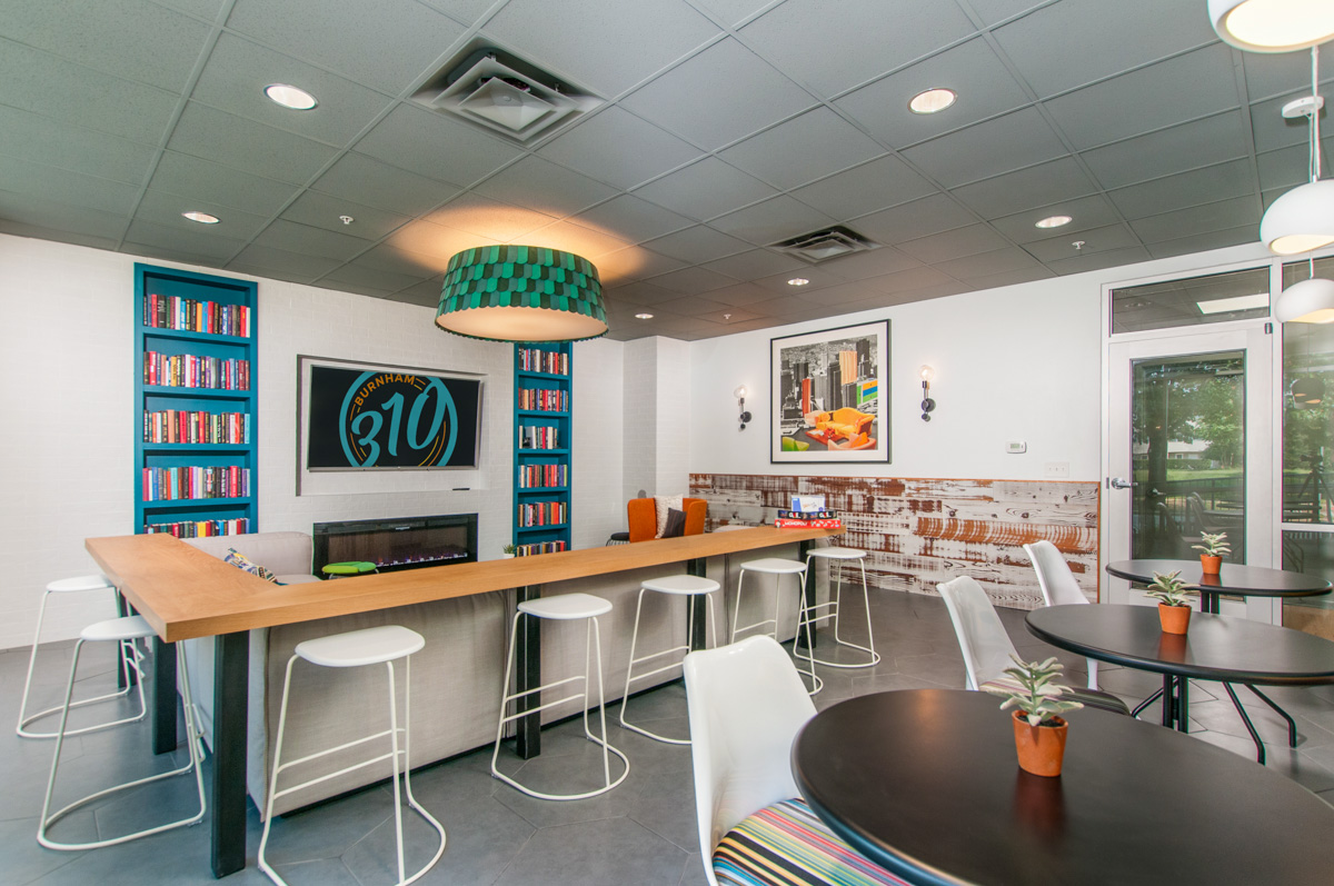 community lounge area with table and chairs at burnham 310 apartments